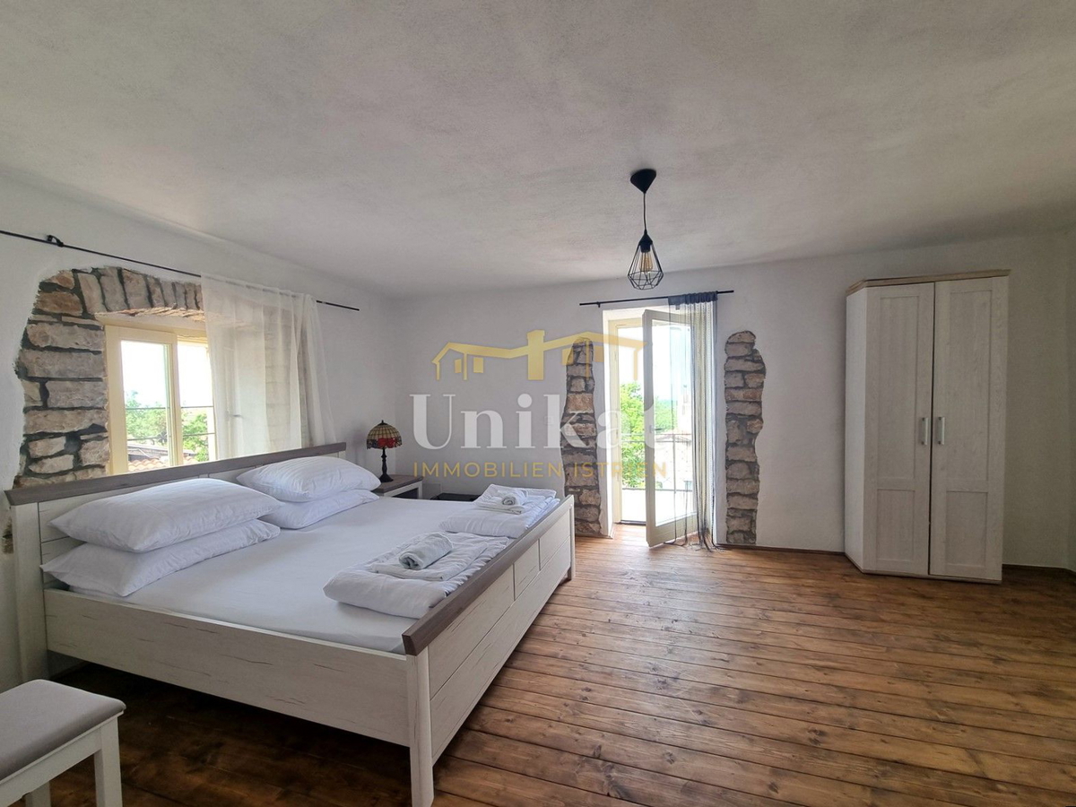 Renovirana kamnita hiša s bazenom 3 km od morja